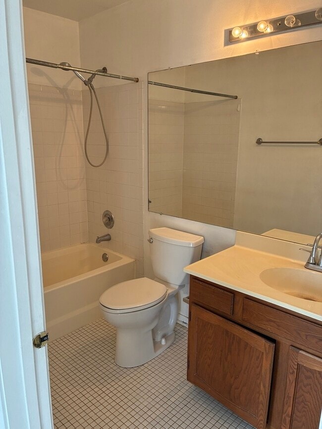 Building Photo - 1213 Cranbrook Dr