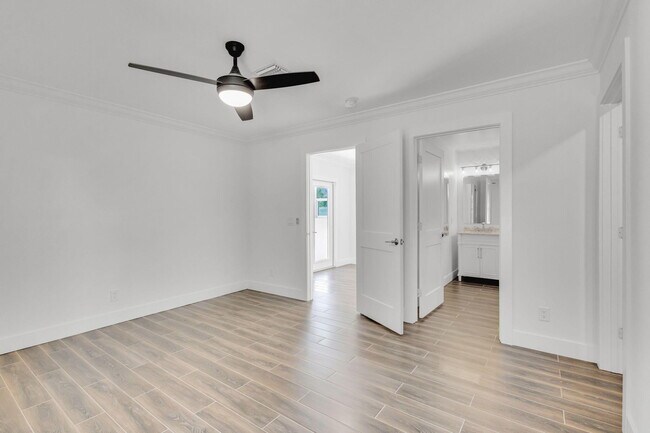 Building Photo - 204 W Whitney Dr