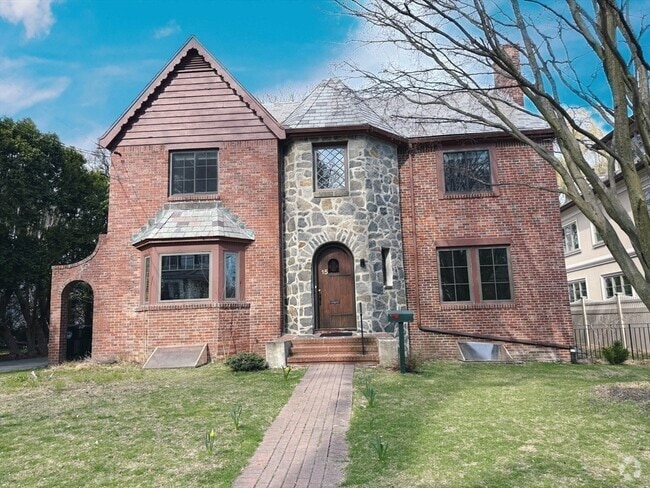 Building Photo - 15 Winthrop Rd