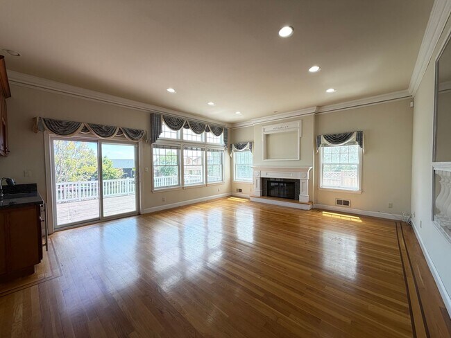 Building Photo - 738 Palmera Ct
