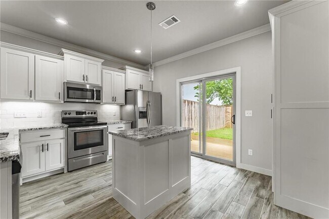 Building Photo - 3305 SW Hillstone Ave