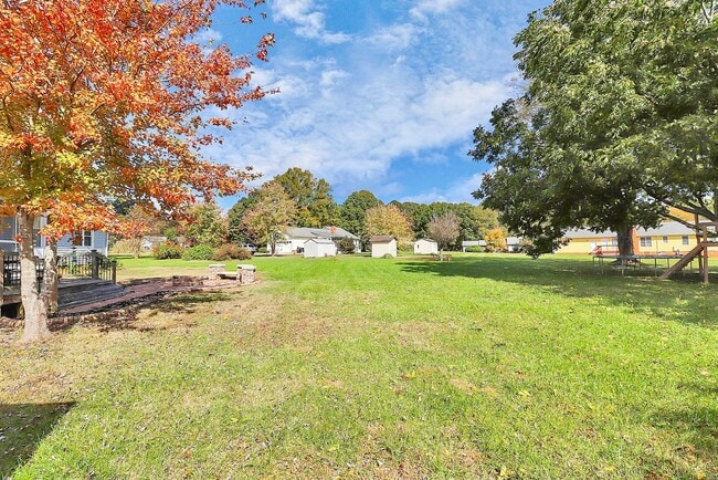 Building Photo - 4227 Deerfield Dr