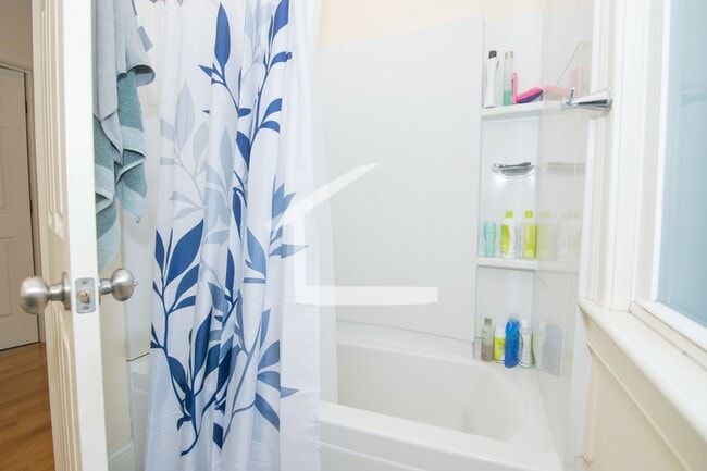 Building Photo - Modern Apt with Laundry In Unit, Stainless Steel Appliances and NO FEE!