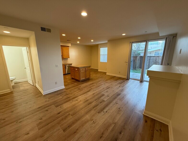 Building Photo - 7132 Farralone Ave