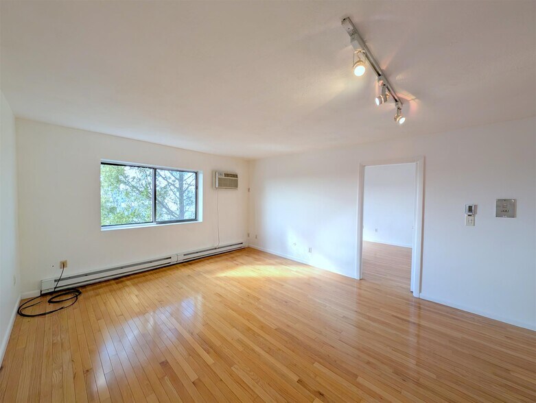 Building Photo - 10 Roberts St