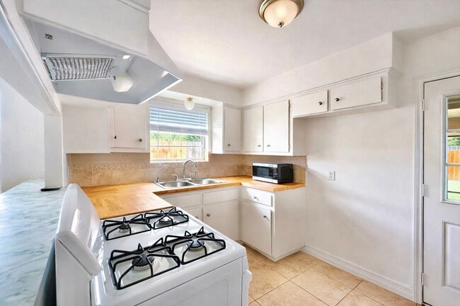 Building Photo - 3 BED 1.5 BATH NEW MANAGEMENT!!!