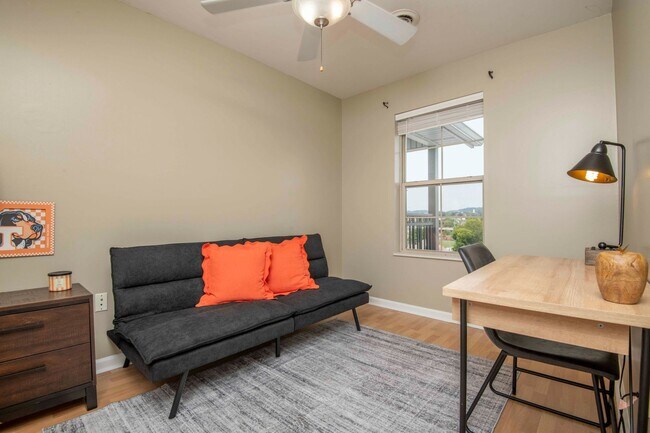 Building Photo - Knoxville 37916 - 3 bedroom, 2 bath condo in UT area, Short term rental considered @ $3400 a mont...