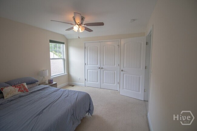 Building Photo - 4 Gresham Ln