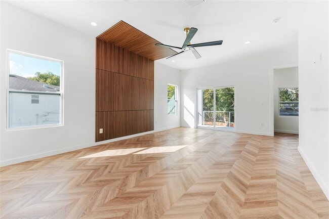 Building Photo - 102 W Adalee St