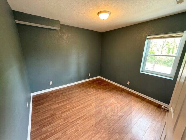 Building Photo - Spacious 3 Bedroom / 1 Bath Apartment in Sugar Creek *Ready Now*