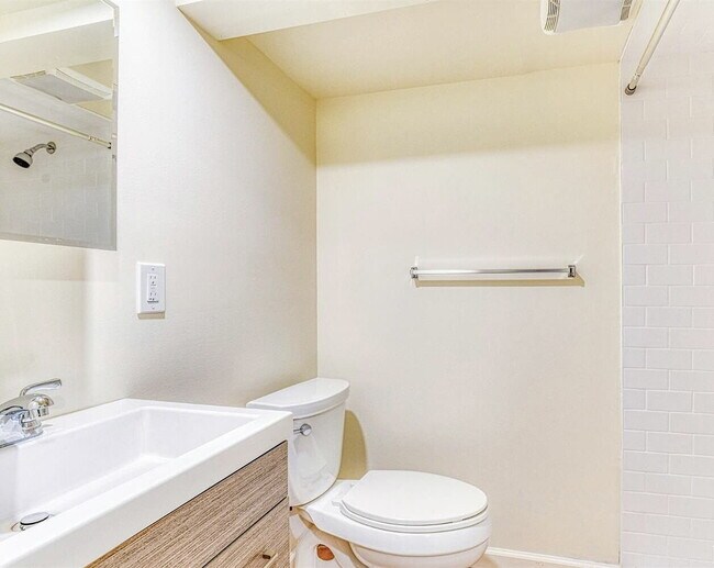 Building Photo - 3-Bed, 3-Bath in New Brunswick – Your Perfect Retreat!"