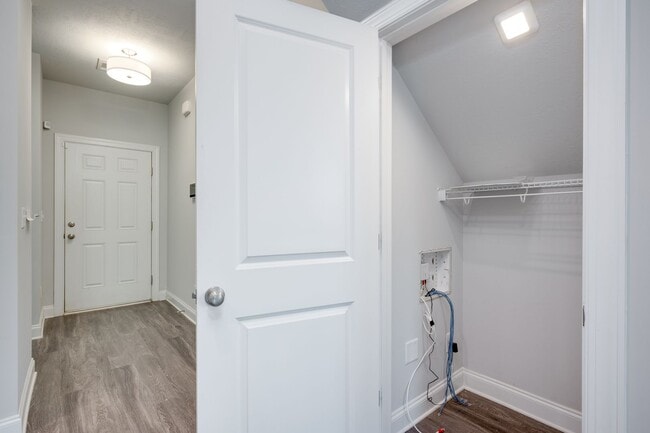 Building Photo - 3 Bedroom 2.5 Bath Townhouse