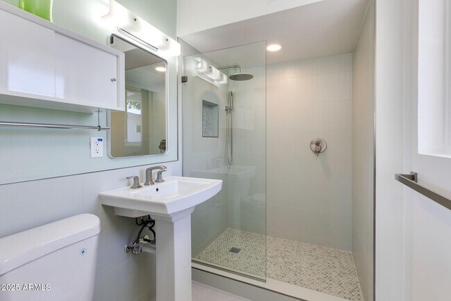 Building Photo - 421 N Evergreen St