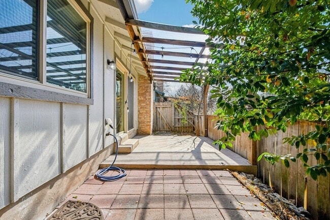 Building Photo - 9424 Singing Quail Dr