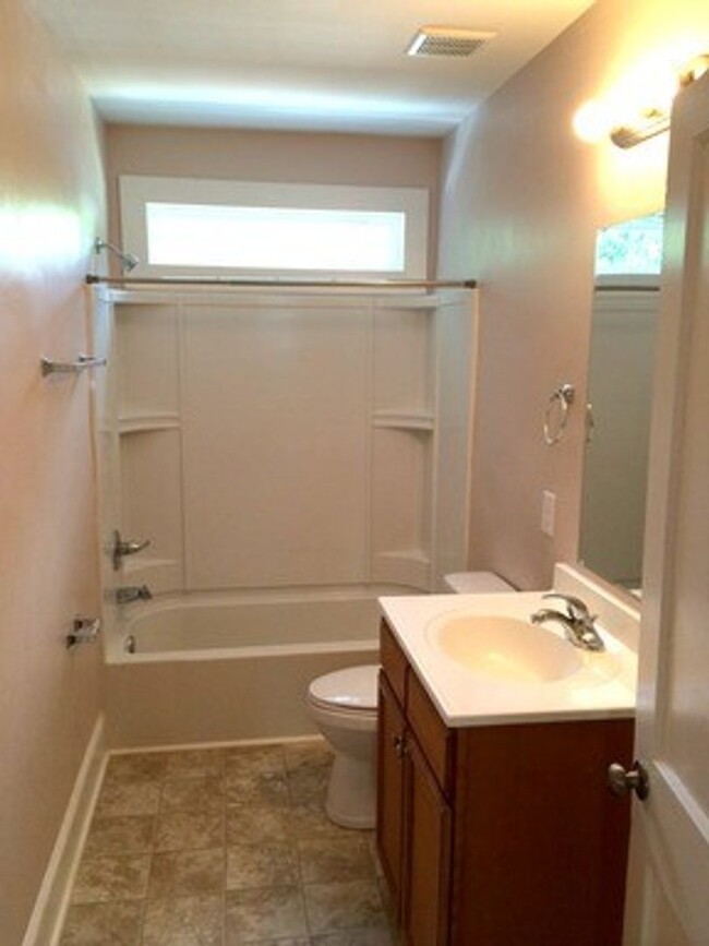 Building Photo - Lovely 3 Bedroom 2 Bath home. Available Now!