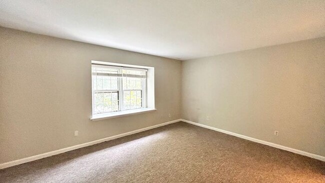 Building Photo - Rare Cross Creek 2 Bedroom-2.5 Bathroom Townhouse, Available NOW!