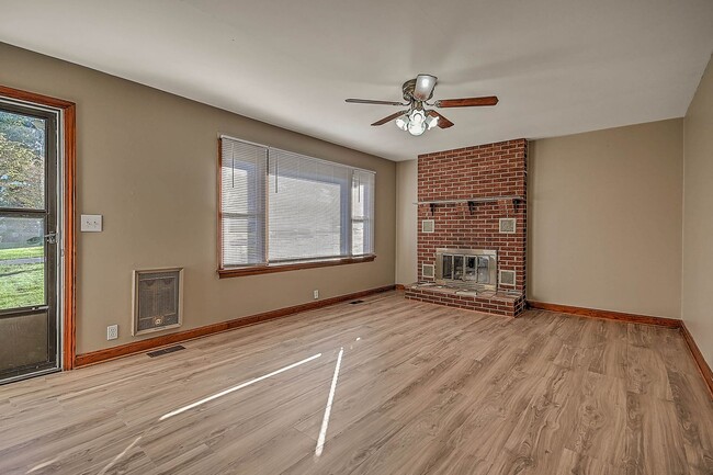 Building Photo - 3 Bedroom / 1 Bath Home