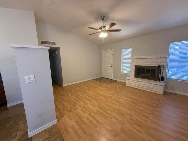 Building Photo - 2527 S Maple Ave