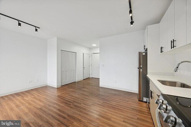 Building Photo - 4240 Chestnut St