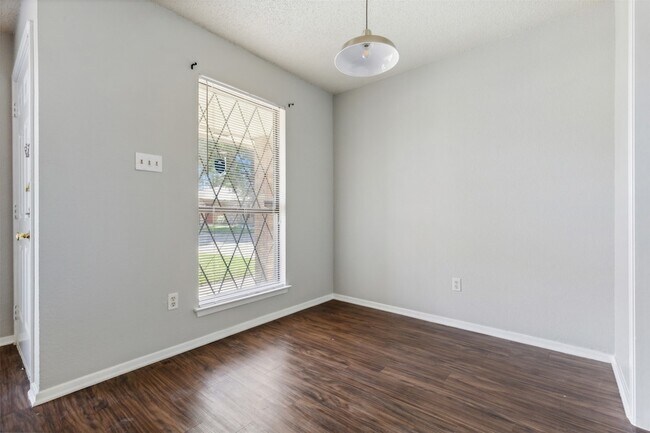 Building Photo - 2410 Lido Ln