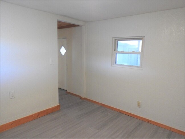 Building Photo - 2220 W Bell Vista Ave