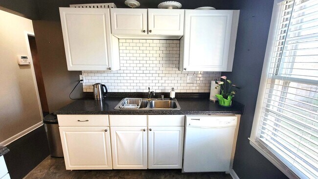 Building Photo - Clean 4 Bedroom Ready For Rent