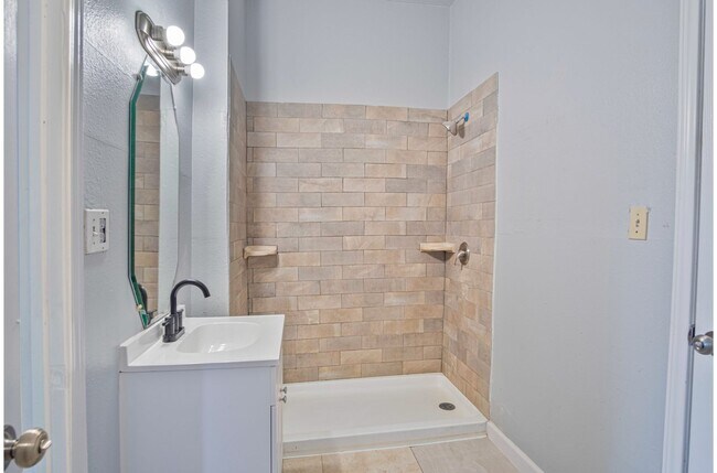 Building Photo - Convenient Home near Downtown's Heart