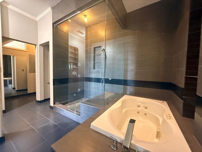 Building Photo - Completely Renovated Downtown Memphis Loft with Rooftop Skyline Views.