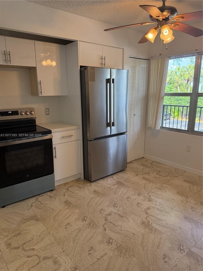 Building Photo - 550 SW 137th Ave