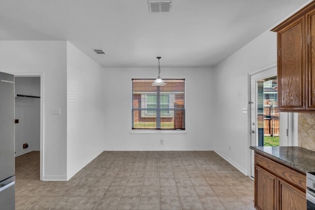 Building Photo - 513 Renee Dr