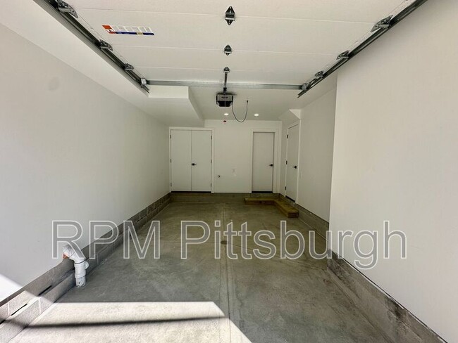 Building Photo - 1407 Sarah St