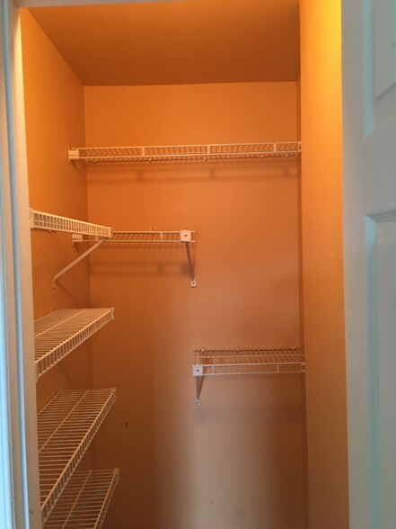 Building Photo - 140 Longfield Ct