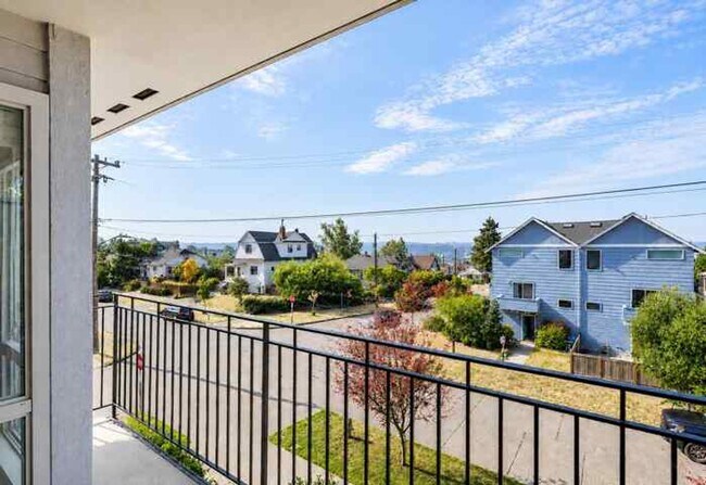 Building Photo - North Beacon Hill 1 Bedroom Apartment for Rent | Beacon Hill Light Rail Access, Balcony, Hardwood...