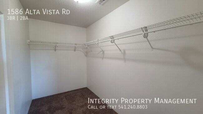 Building Photo - 1586 Alta Vista Rd