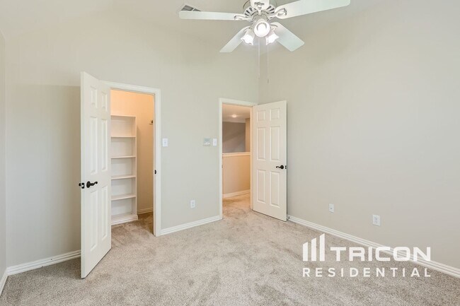 Building Photo - 2817 Deerhurst Dr