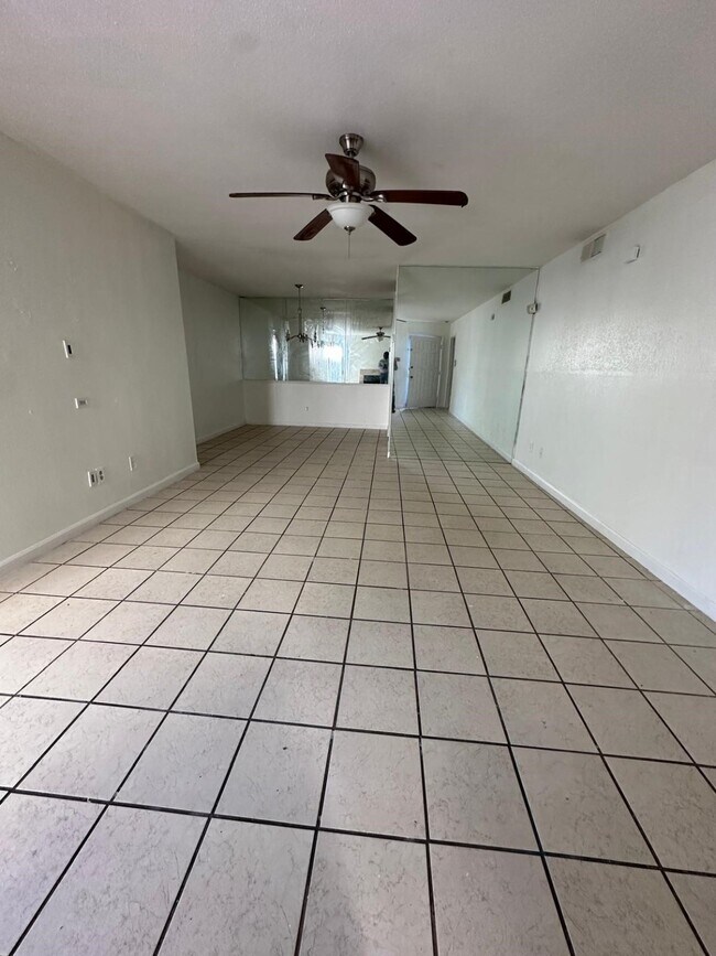 Building Photo - 9797 Leawood Blvd