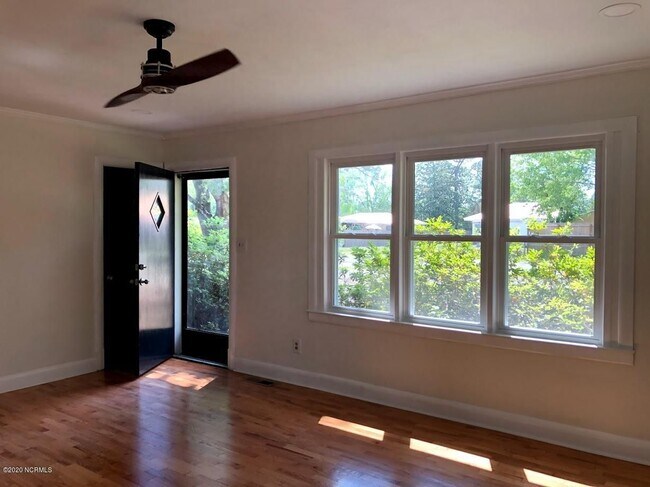 Building Photo - Walking Distance to UNCW