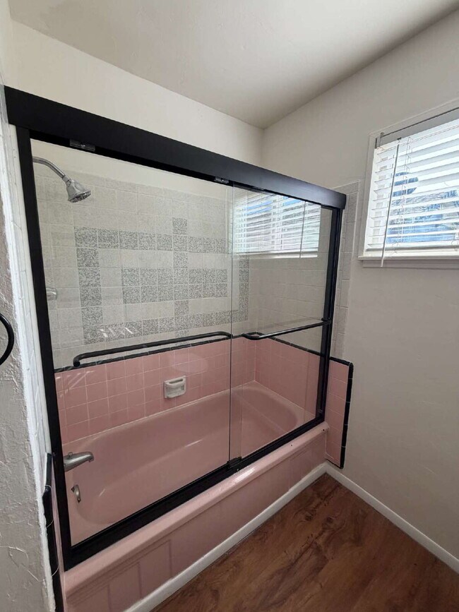 Building Photo - Charming 2 Bed / 1 Bath Back House – Utilities Included