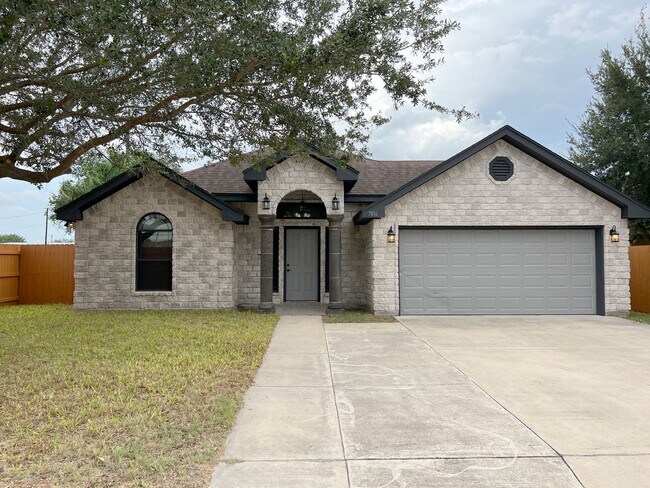 Building Photo - Beautiful 3b /2 bath home in McAllen