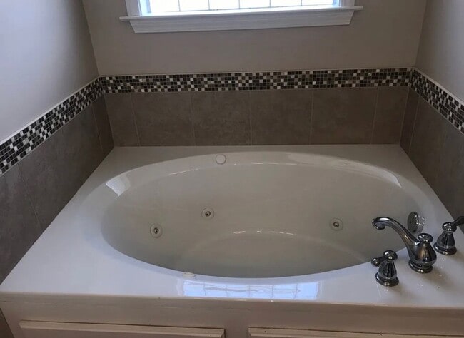 Building Photo - Charming 3/2 furnished home on quiet street