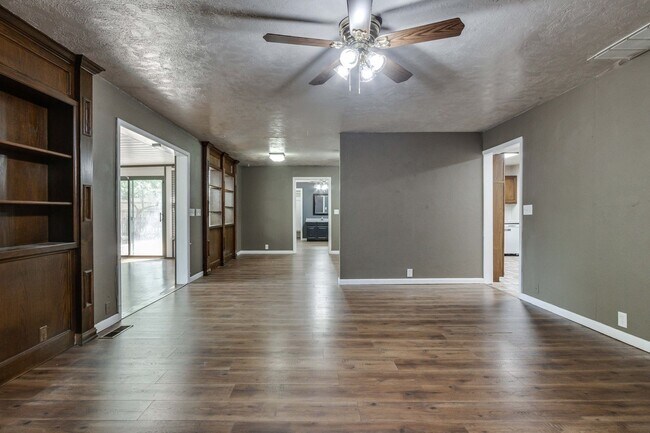 Building Photo - Spacious mid-century ranch home in Clegern