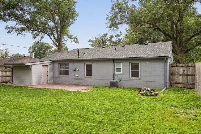 Building Photo - Charming 3-Bedroom Home in a Prime Aksarben Location!