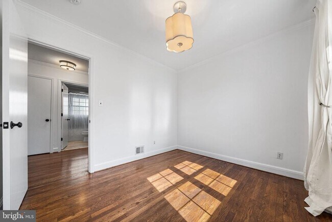 Building Photo - 2718 S June St