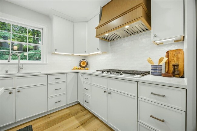 Building Photo - 1390 Tennis Ct Pl