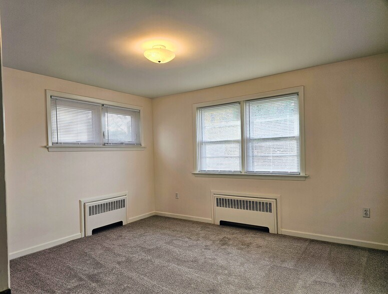 Building Photo - 292 W Main St