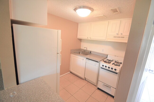 Building Photo - Waterside@ Cranes Roost - Includes most ut...