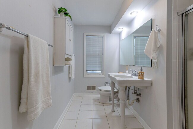 Building Photo - 996 Castlegate Ct