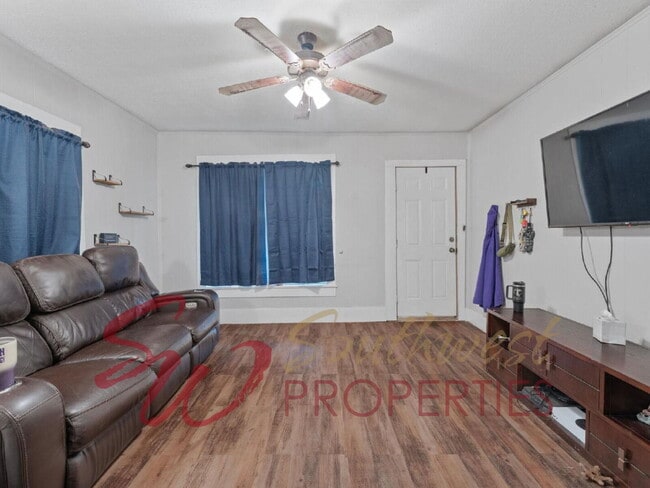 Building Photo - Cozy 2 bedroom on corner lot with privacy fenced backyard