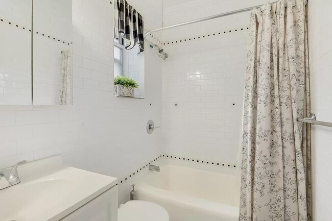 Building Photo - 640 W 231st St