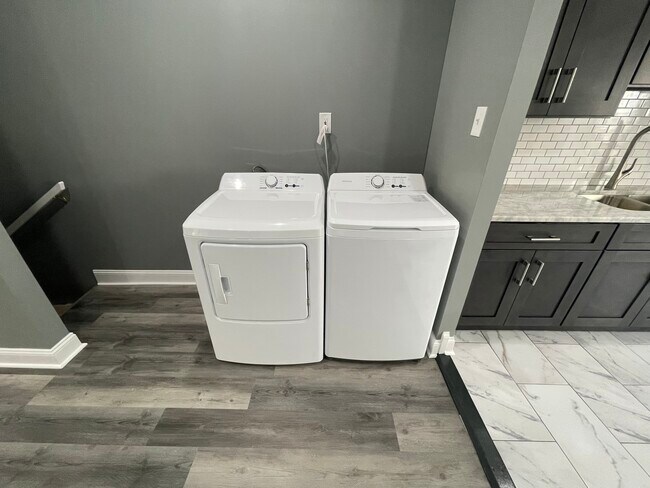 Building Photo - 1611 S Yewdall St